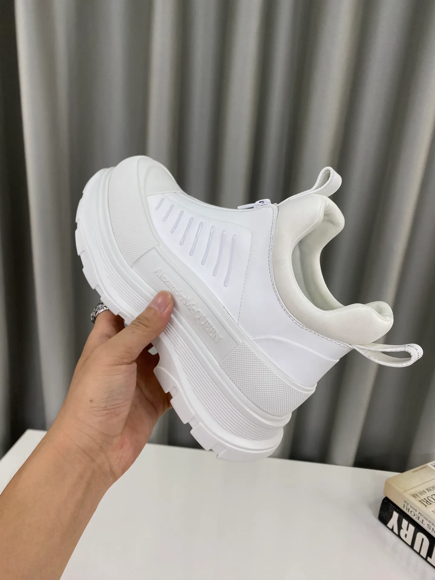 👟👟Ex-factory price 660👟👟Men's size +10 🔺Mc Queen 🔺Alexander McQueen's latest model, thick-soled front zipper dad shoes🌈 The designer has a bold idea and combines the trend of the times with the perfect design. It is super comfortable and versatile, with a new dad-style design and a multi-craft spliced ​​outsole. It is perfect. Many celebrities and Internet celebrities endorse it. 🔥Material: Original custom-made first-layer cowhide for the upper. Inside: Cali sheepskin feet. Outsole: Original TPU multi-layer combination outsole, •┈┈┈┈┈┈★┈┈┈┈┈┈┈• Size: Women’s 35～39 (34, 40, customization is non-returnable) Men’s 39～44 (38, 45, customization is not returnable) Full set of counter original packaging